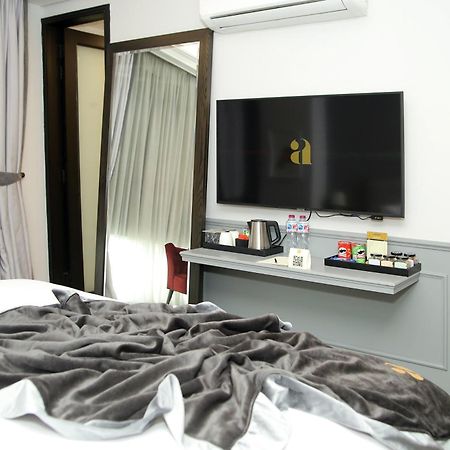 Ambiance Boutique Art Hotel Lahore Rom bilde A television in a hotel room