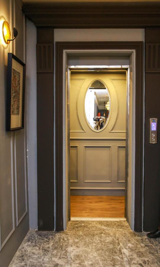 Ambiance Boutique Art Hotel Lahore Eksteriør bilde A mirror in a lift