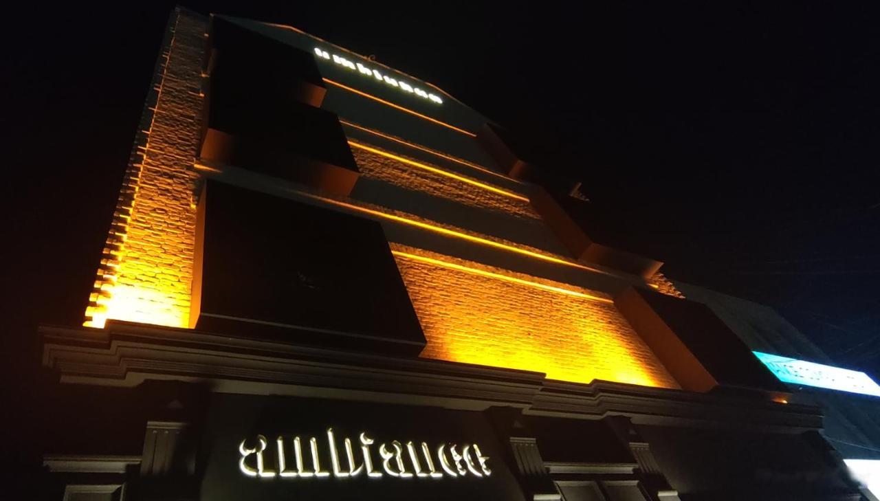 Ambiance Boutique Art Hotel Lahore Eksteriør bilde The building at night
