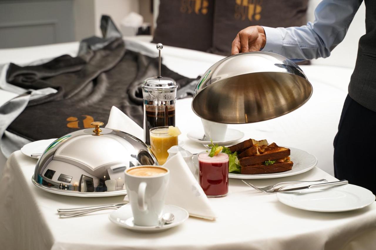 Ambiance Boutique Art Hotel Lahore Eksteriør bilde A waiter serving breakfast