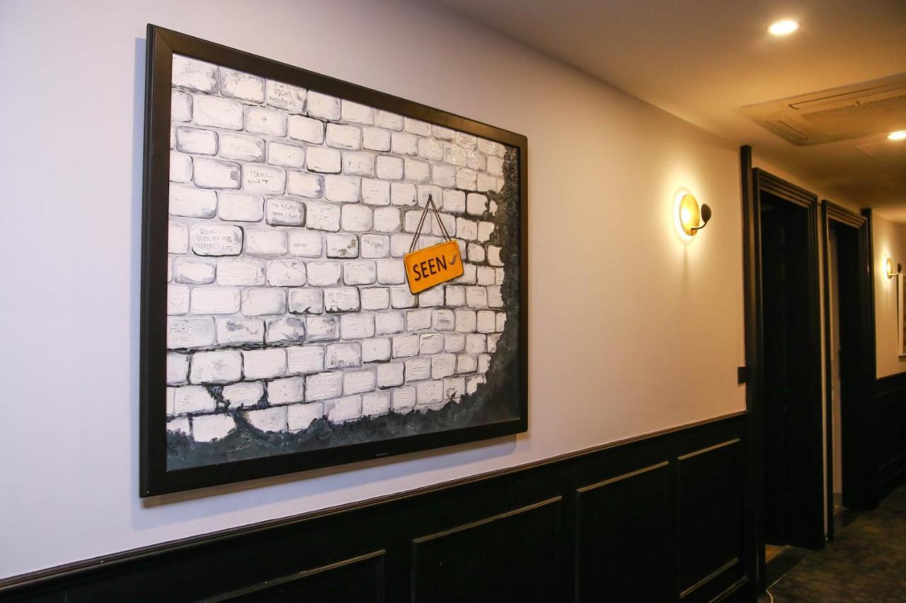 Ambiance Boutique Art Hotel Lahore Eksteriør bilde A piece of the Berlin Wall at the British Embassy in Tokyo