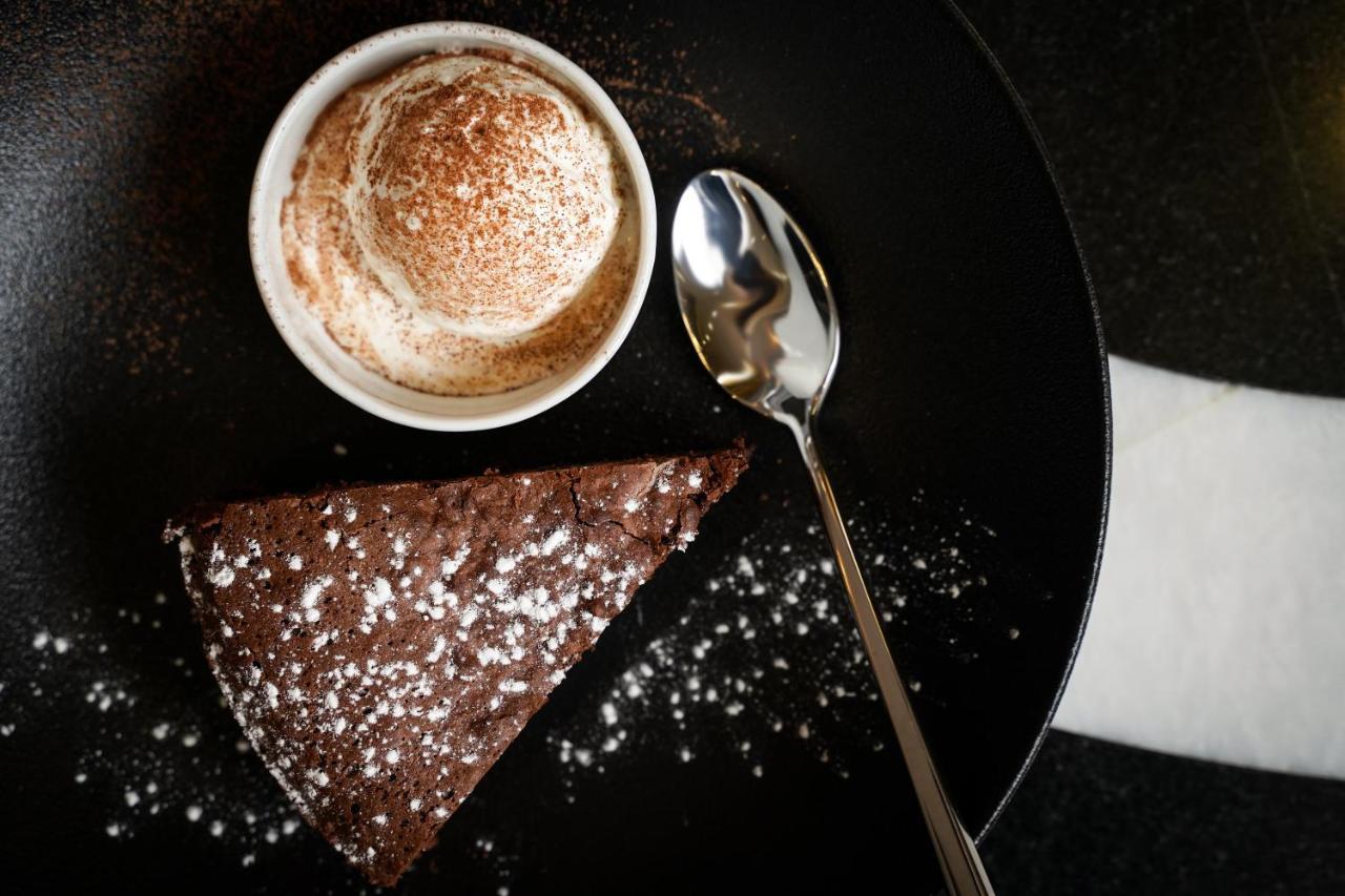 Ambiance Boutique Art Hotel Lahore Eksteriør bilde A chocolate cake with a cup of coffee
