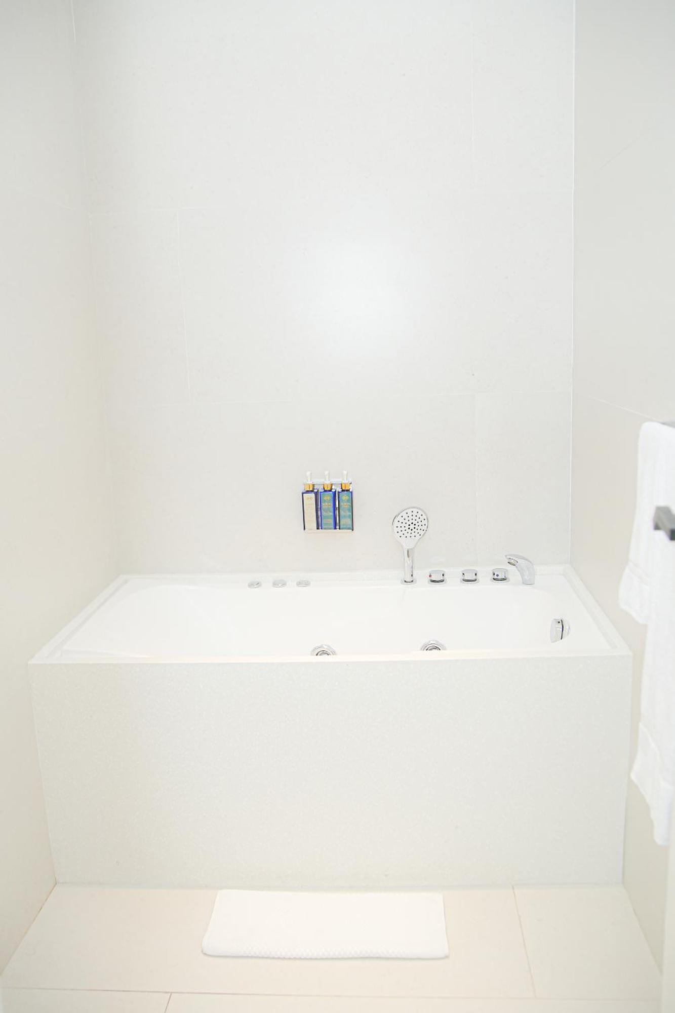 Ambiance Boutique Art Hotel Lahore Rom bilde A shower tray