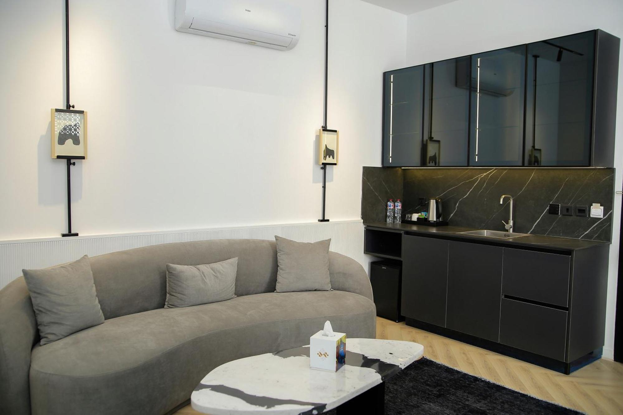 Ambiance Boutique Art Hotel Lahore Rom bilde A living room with a kitchen