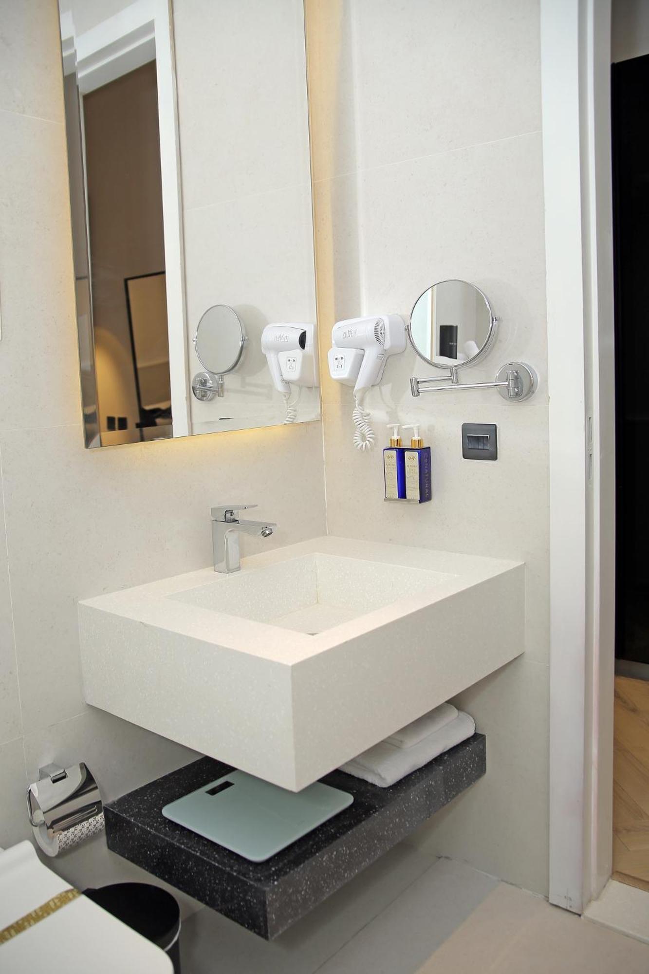Ambiance Boutique Art Hotel Lahore Rom bilde A wall mounted hair dryer in a hotel bathroom
