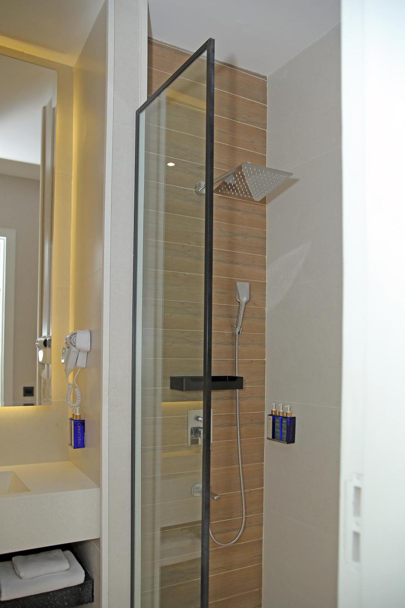 Ambiance Boutique Art Hotel Lahore Eksteriør bilde A shower with a fixed shower head and a handheld shower head