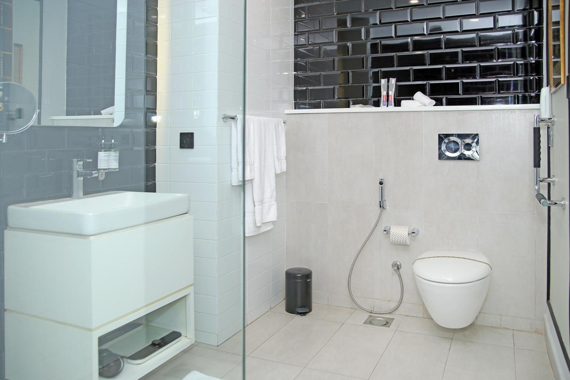 Ambiance Boutique Art Hotel Lahore Rom bilde Bathroom with a bidet and a shower
